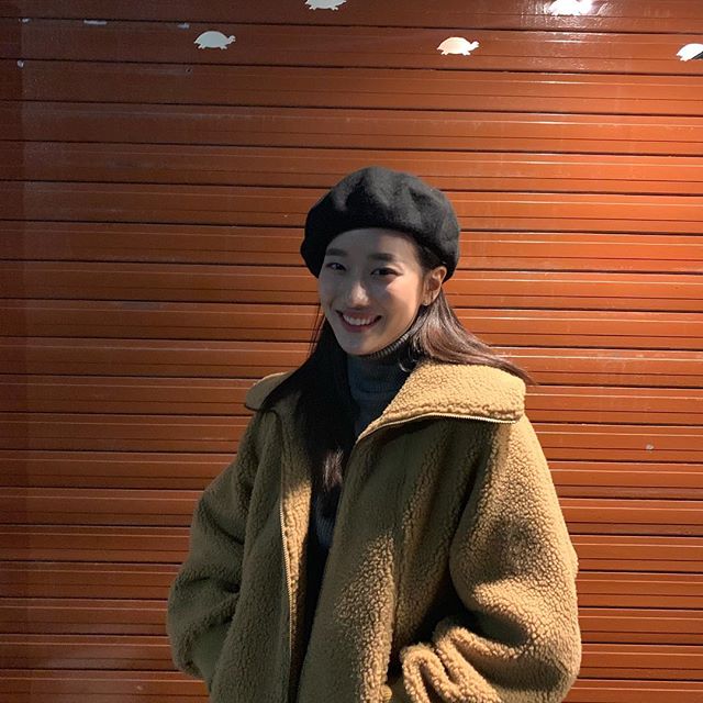 帽子凹造型:
可以看到娜恩常常會有帽子的搭配出現,像這樣利用貝蕾帽反而能夠讓自己的臉型被修飾,另外身上搭配的毛茸茸外套依然是今年流行的款式之一。