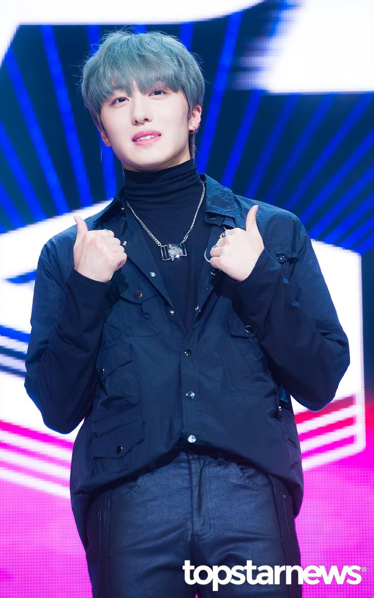 (3) SF9澯熙是SHINee泰民的粉絲
SF9成員澯熙將SHINee的泰民當成是自己的榜樣,還因此跟泰民一起錄製了《Idol Room》,為了在節目裡的單元獲得泰民的舞臺服裝和他的個人聯繫方式,澯熙使出全力的獲得第一名,
之後澯熙還認證了和泰民的簡訊交流,引發了粉絲們的熱烈討論。