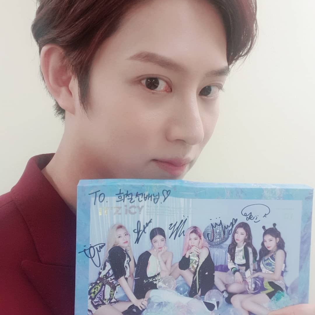 (5) SJ金希澈是JYP女團的狂粉
比起SM自家女團更喜歡JYP女團的金希澈,就曾多次在節目上公開表達自己的心意,就連ITZY出了最新專輯,希澈還直接跨越經紀公司跑去幫ITZY主持記者會,讓不少粉絲真的認證他是「超級狂粉」XD。