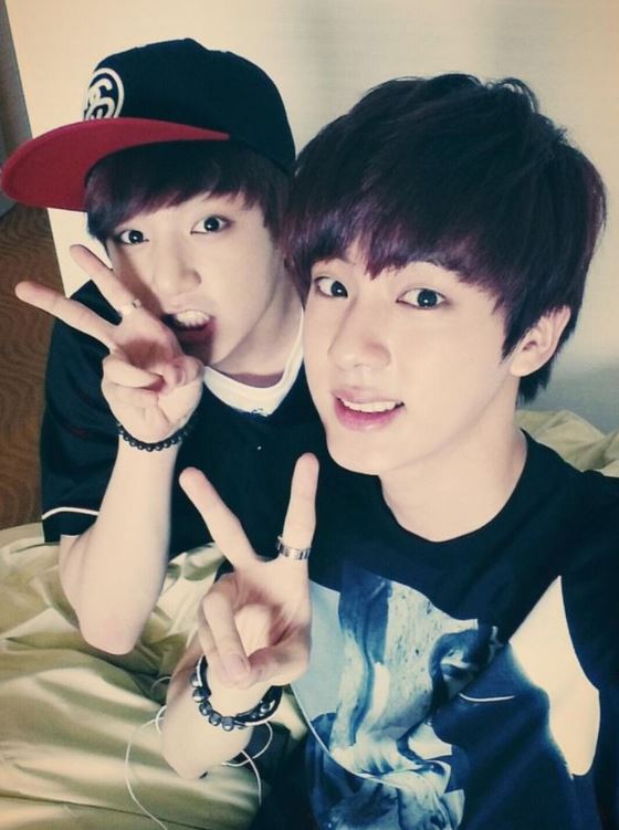#BTS-Jin、柾國
防彈中的大哥及忙內組合,是連粉絲都認可長得像的兩位成員,兩人都有一張瓜子臉,笑起來的樣子也很像,不是粉絲真的會很容易搞混呢!