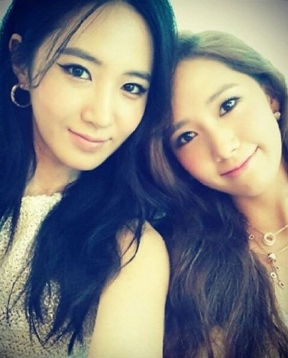 #少女時代-俞利、潤娥
俞利及潤娥也是偶像中長得像的代表,雖然出道10幾年後的現在,粉絲已經容易的就能夠區別兩人,但出道初期兩人相同的清純形象常讓粉絲們搞混啊!