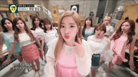 在2019年依舊熱情活動中的TWICE,當然沒有缺席在這次的榜單上啦!TWICE這次可是橫掃了韓國10-30代的男性最喜歡的歌手第三名!儘管MINA還沒有辦法回到螢光幕前,不過今年TWICE創下的紀錄跟專輯銷量,可是實實在在證明了她們的人氣呢!