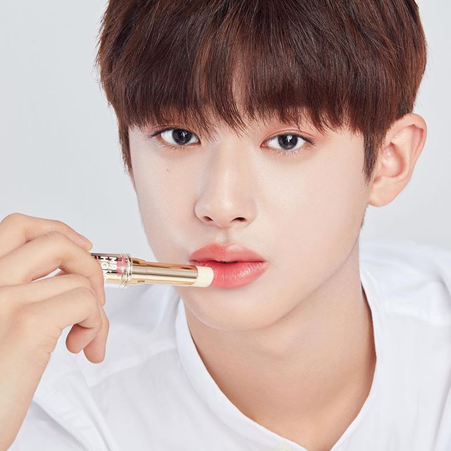 BANILA CO X 金旻奎
大家都不陌生的韓國美妝品牌BANILA CO以前的代言人曾是潔西卡、太妍等,這次竟然破例找了「尚未出道」的練習生金旻奎,有著漫畫般的外型,清新的氣質頗受到大家的青睞。