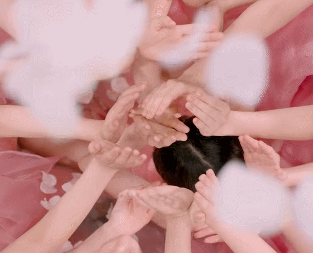 確定在11/11回歸的大勢女團IZ*ONE,近期釋出概念影片也讓網友們驚豔,甚至有網友稱讚:「 這是我今年看過最棒的teaser」,最近真的連拍teaser都是一場戰爭啊!XD
