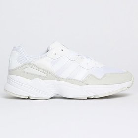 第六名:adidas YUNG-96-
白色基底的鞋子一直以來都很受歡迎,這雙adidas YUNG-96有著愛迪達精簡的三條LOGO,看起來低調,底增加厚度,能夠讓你的腳看起來更細長。