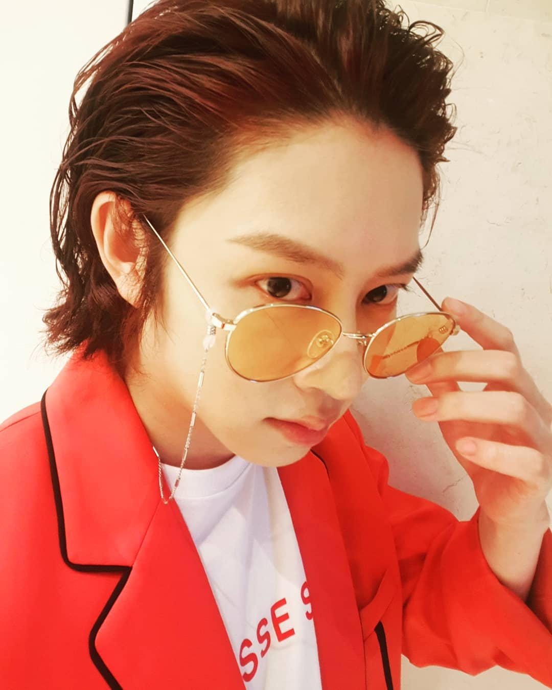 Super Junior的希澈當年也被誤傳為是雪莉跟崔子戀情的牽線人,不過為了不讓他們的戀情再起更大的爭議,希澈並沒有出來解釋自己並不是,是直到幾年後才澄清了這個誤會,也讓不少粉絲大讚希澈真的是個暖男。