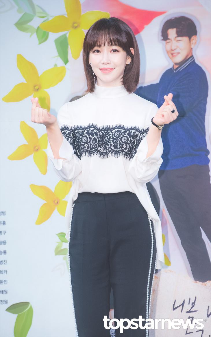 (5) 演員 李幼梨
因為飾演《來了!張寶利》的惡女角色「延敏靜」引起觀眾迴響,更被韓國封為「2014年國民惡女」,與先藝一樣同是與傳教士老公結婚了,兩人總是以「兄妹」維持著彼此的關係,但因為丈夫大她12歲,所以她知道對方不能再談戀愛了,一定要以結婚為前提,就這樣自己先向對方告白,確認了心意之後在一年之後結婚了。