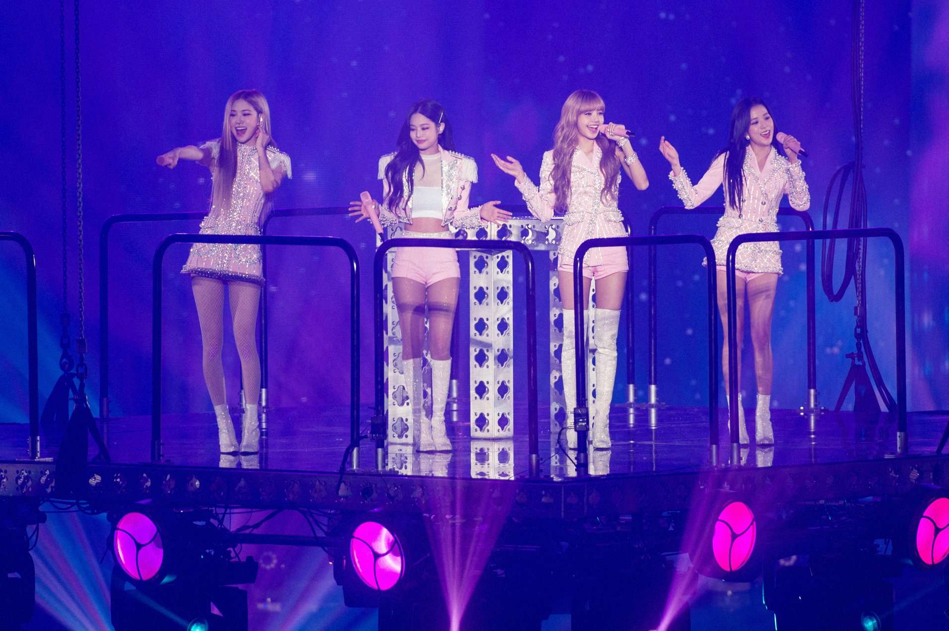 而BLACKPINK出道後推出的所有MV,目前為止點擊率都破億,被稱爲「YouTube Queen」。《BOOMBAYAH》和《AS IF IT'S YOUR LAST》的點擊率更是超過了7億次,今年4月公開的《Kill This Love》也突破了6億4千多次,她們的官方YouTube頻道訂閱人數也高達3120萬人。