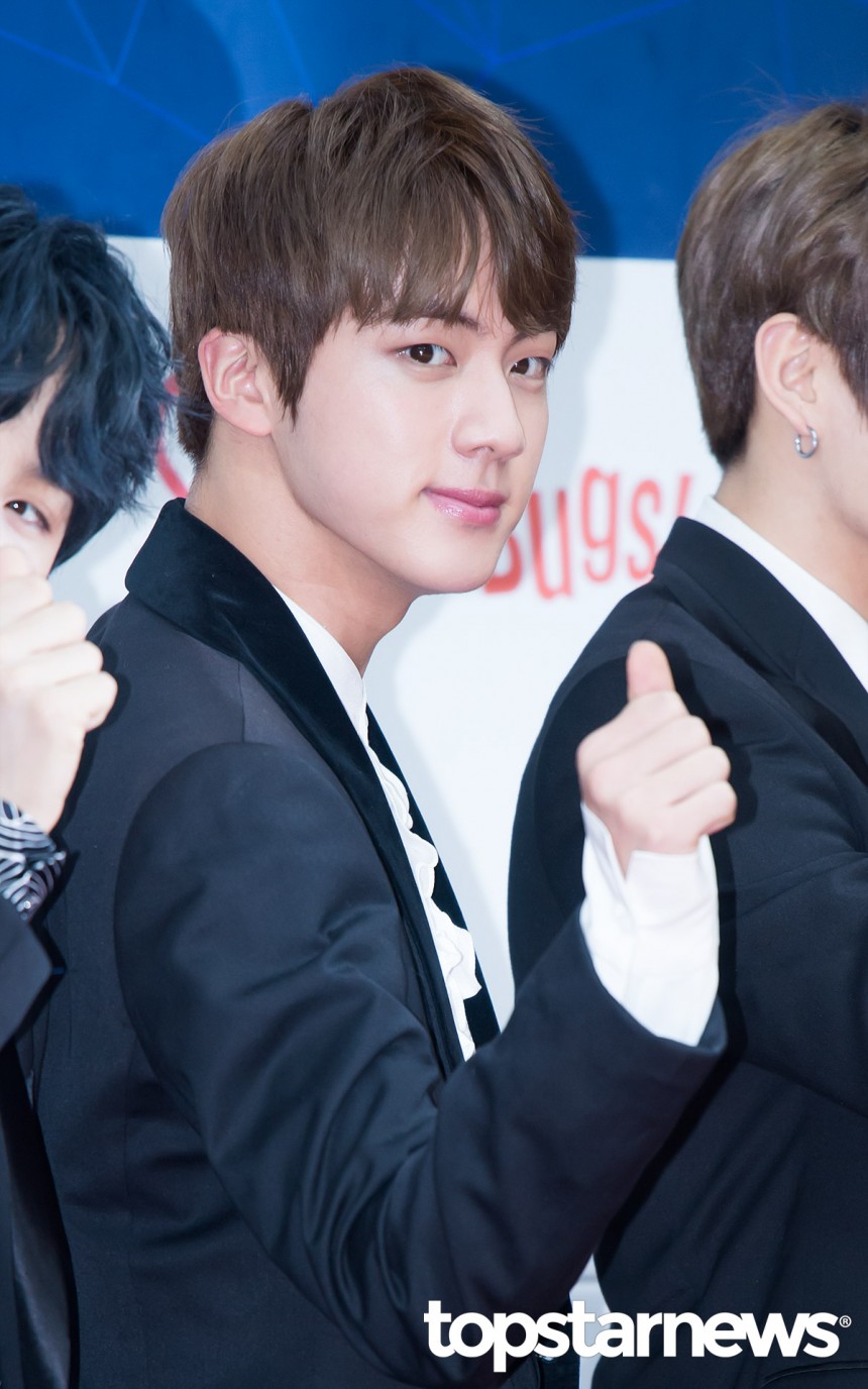 第五名-防彈少年團 Jin
被BTS的成員們選為是團體門面的Jin,也曾經是男偶像票選的帥哥第一名呢!儘管身高沒有180公分,但是卻有著與身高比例完美符合的肩膀,就連整形名醫也說過Jin的臉擁有「黃金比例」呢!