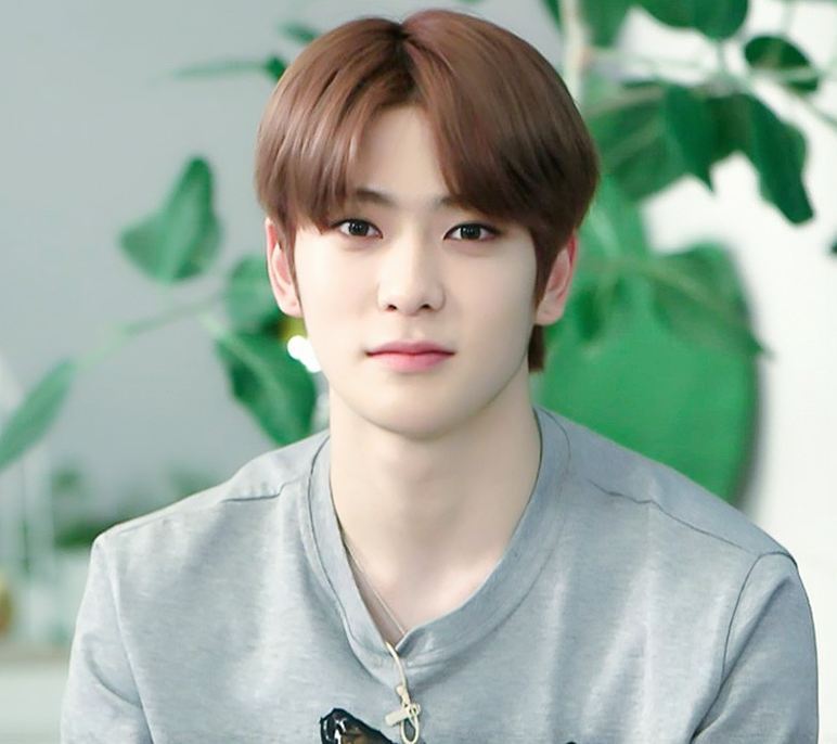 第二名-NCT 在玹
在玹的帥氣是連身邊的造型師都承認,據說他本人皮膚好到不行,不僅長的帥唱歌也很好聽,就連跳舞也難不倒他!今年才22歲的他還有多可以發揮的空間,而且因為在玹而入了NCT飯的人還不少呢!