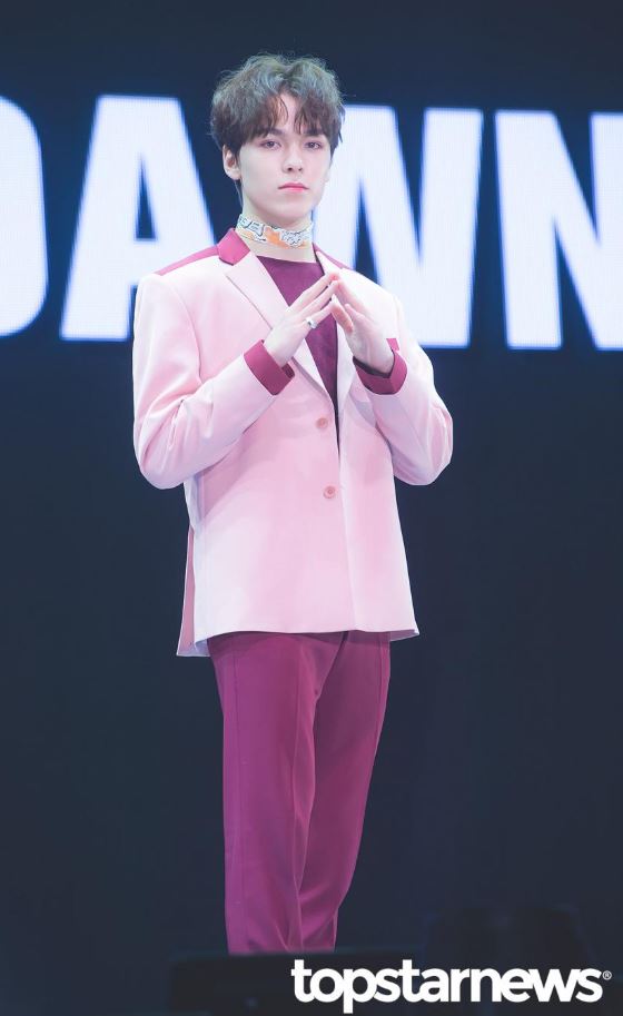 第一名-SEVENTEEN Vernon
有「小李奧納多」之稱的Vernon,有著年輕時李奧納多的美貌之稱,美韓混血的Vernon在美國紐約出生,5歲時才回到韓國,不是說因為他混血才帥,而是Vernon眼睛真的太漂亮了,一雙電眼就可以把人迷惑啊!