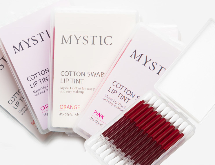#MISTIC 唇釉棉花棒
這款看名字就知道它的功能了吧:)沒有錯,就是利用棉花棒就可以將唇釉上到嘴唇上,轉開棉花棒,唇釉就會自己流進棉花棒裡,輕輕地上在嘴唇上就可以完成 甜美的果汁唇妝。但是,這款棉花棒有一個缺點,就是在轉開棉花棒的時候容易沾到手上。
