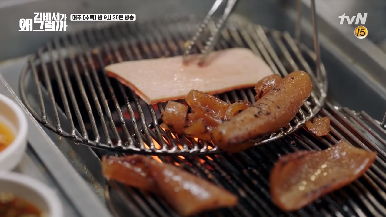#3 烤豬皮
被金秘書電視劇燒到不行的烤豬皮,這道美食含有滿滿膠原蛋白的豬皮,對韓國女生來說是一道美容聖品,但是,有不少韓國人還是接受不了它QQ的口感啦~