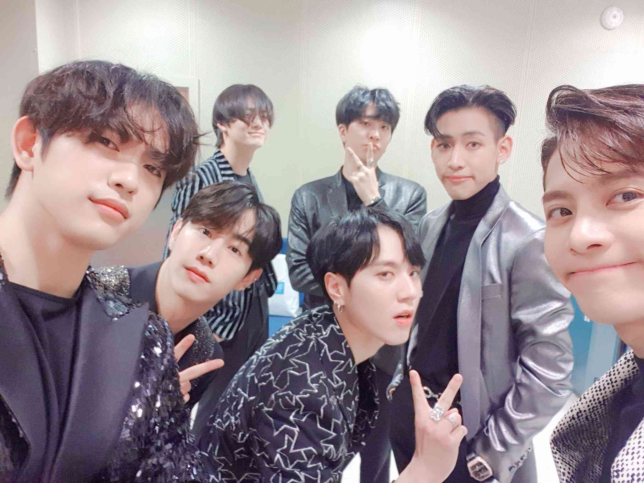 出席名單(男團):
JYP可說今年收穫豐盛,這次的SBS歌謠大戰當然也不能錯過GOT 7啦,最近回歸後還拿下第一座冠軍獎盃呢!