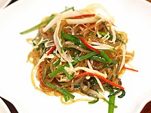 第六名. 雜菜(4.2%) (*2004年:1.1%,2014年:3.4%)
雜菜真的是小編心目中的第一名韓國美食啦~有人一定會覺得它就跟炒米粉什麼的很像,但他們吃起來完全不一樣啊~