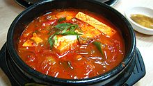 第1名. 泡菜湯(21%) (*2004年:18%,2014年:21%)
泡菜湯真的可以算是韓國每家每戶的國民美食了,韓國人吃它的頻率真的讓人不意外它會得第一名啦!