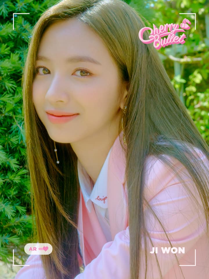 #Cherry Bullet-智媛
首先是FNC娛樂在今年1月推出的女團Cherry Bullet中的門面成員智媛,一頭直長髮配上無可挑梯的五官,在舞台上無法不看到智媛的美啊!