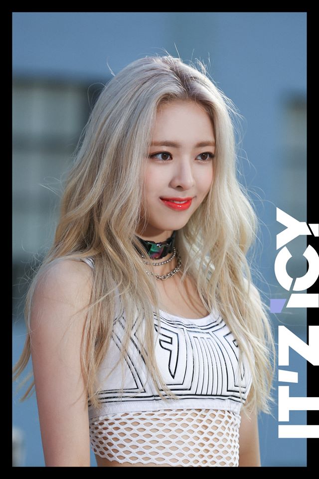 #ITZY-有娜
大勢新人女團ITZY的忙內兼門面有娜的高顏值也常常引起網友們的討論,漂亮的五官加上有娜特有古靈精怪的特質,讓有娜個人特色非常鮮明!