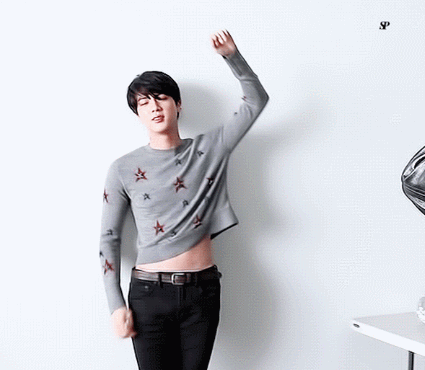 #BTS-Jin
雖然防彈少年團中的Jimin、柾國都是以腹肌著稱,但團內卻有一個外號是「上體保守男」的Jin XD 就算是抬手時不小心露出腰,還是馬上用手遮住露出的部分,真的是完美防禦啊XD