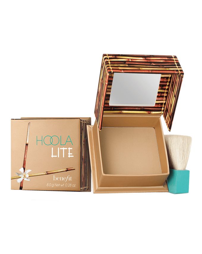 在Benefit修容產品中,HOOLA的顏色超有名的,今天要介紹的HOOLA lite比基本顏色的色彩要自然一些,白皙肌膚的人也可以更自然的暈染。不僅是白皙的皮膚,更是初學者們剛開始學習修容的時候入門用產品。