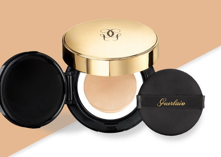 #GUERLAIN
重視遮瑕力的話,就該使用嬌蘭的24K純金光氣墊粉餅。彈性密網狀設計,輕輕按壓、少量多次拍上雙頰,可立即填補毛孔、細紋,提升澎潤立體感,讓肌膚瞬間煥發出令人難以抗拒的美麗光彩,貼合力的表現很優秀,多次補塗也不會有結塊的現象,遮瑕力也不錯,很滋潤!