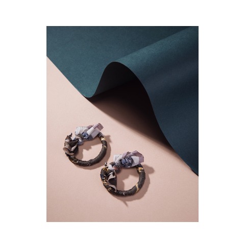#推薦三 Andersson bell VINTAGE SCARF HOOP EARRINGS 藝人鄭麗媛、孫淡妃以及模特Irene Kim等人曾經配戴過這款喔!這麼多時尚Icon都配戴過那麼你一定不能錯過啊!