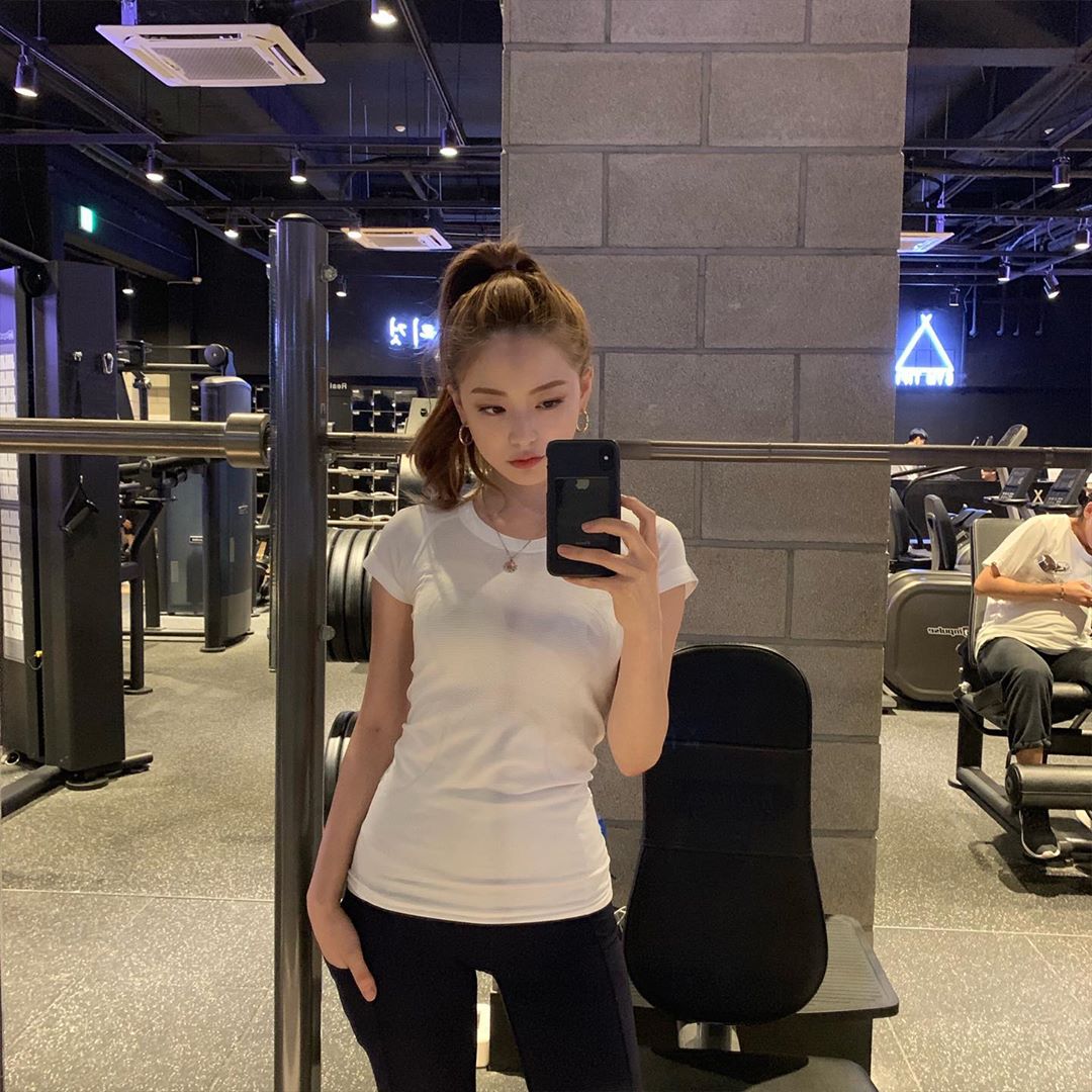 再來就是韓國饒舌歌手Swings的女友林寶拉,她最厲害的是帶著她的男友一起健身,男友也因為這樣成功減重了22公斤~林寶拉在平時就很注重飲食,在處理水腫的方式上跟Luna較為不同,林寶拉是採食療的方式喔!