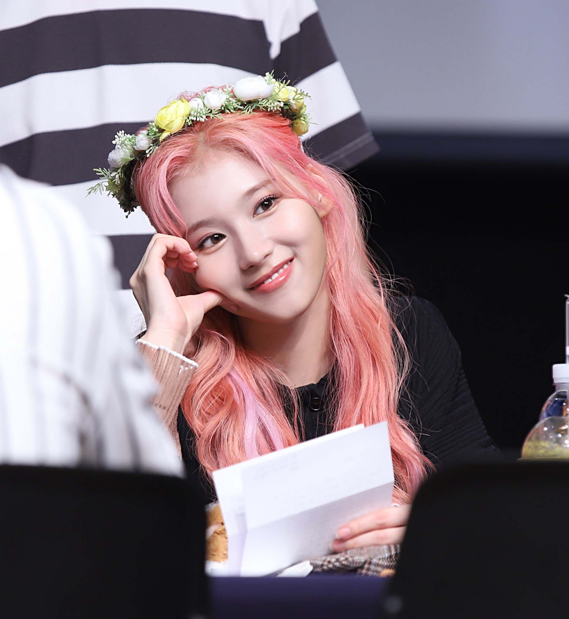 #TWICE-Sana
生日:1996年12月29日
完顏團TWICE中的日本籍成員Sana也是在12月出生的小美女一個,白皙的皮膚加上女神般的顏值,讓粉絲們的視線很難離開Sana啊!