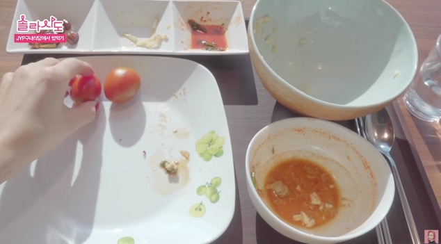 裝好餐後,頌樂就開始暴風吸入午餐,還說:「要是(JYP娛樂的)職員就好了」,表示羨慕XD 接著頌樂又說:「雖然是有機農,但不會沒有味道,跟一般的食物一樣,還更好吃。」 看著頌樂吃得津津有味的樣子,肚子都開始餓啦!