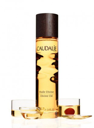#Caudalie 歐緹麗尊貴美肌護理油
這款肌膚護理油在保濕營養上的效果非常的卓越,而且採噴頭式的設計,讓你能夠更均勻地噴灑在肌膚上,除了可以使用在身上還可以使用在臉部與頭髮上,簡直是買一送三的概念啊!而且使用起來還有淡淡的木質香味喔~