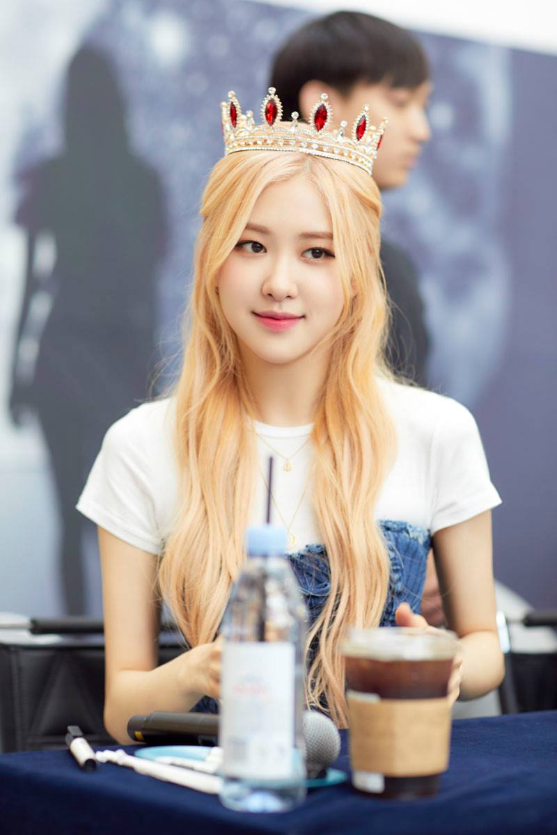 TOP1
BLACKPINK-Rosé
太妍只拿第二,那冠軍是誰呢?答案就是BLACKPINK的Rosé啦!是不是很意外呢!擁有獨特聲線的Rosé,高辨識度的聲音圈了少粉絲,尤其是英文歌真的超好聽啊!