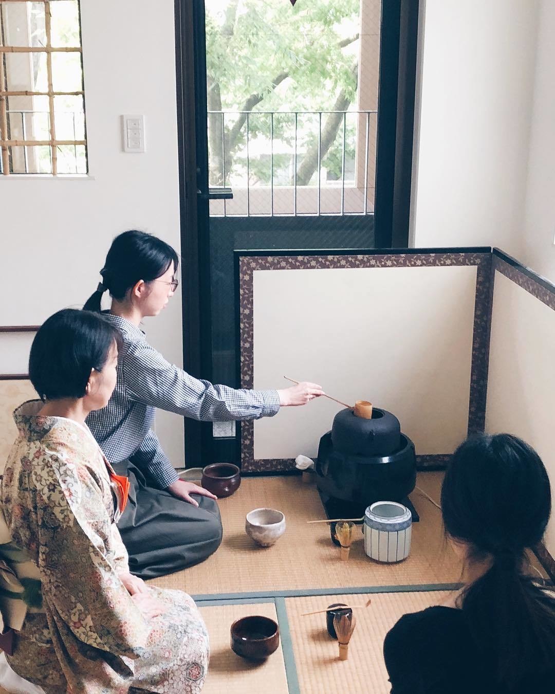 為了充實旅客在日本的旅遊體驗,WAmazing也提供了各項體驗的預約服務,像是體驗製作日本古時童玩、煎茶道以及在世界遺產姬路城體驗當一日忍者等多樣化的體驗商品。再溫泉旅宿方面,WAmazing提供了一條龍的服務,包含「豐富晚餐種類挑選」、「車站到住宿的專車接送」、「預約私人湯屋」等服務,讓旅客就算不懂日文也能輕鬆遊日本。