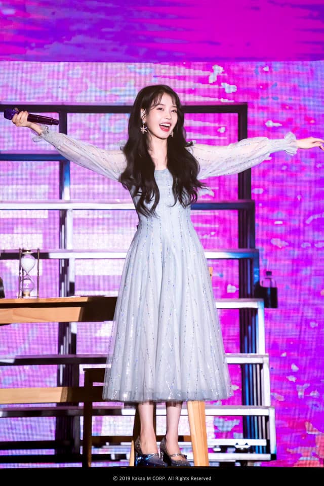 TOP4 IU
創作歌手IU在2017年發表的歌曲《夜信》依然深受歡迎,去年發表的歌曲《BBIBBI》被Billboard評論家評選爲「2018最佳歌曲100」。今年11月發表的迷你5輯《Love poem》的《Blueming》,和成始璄的合唱《First Winter》等反應也很好。演技和綜藝節目出演也一直進行,特別是這次還進入了「年度演員」的前幾位呢!