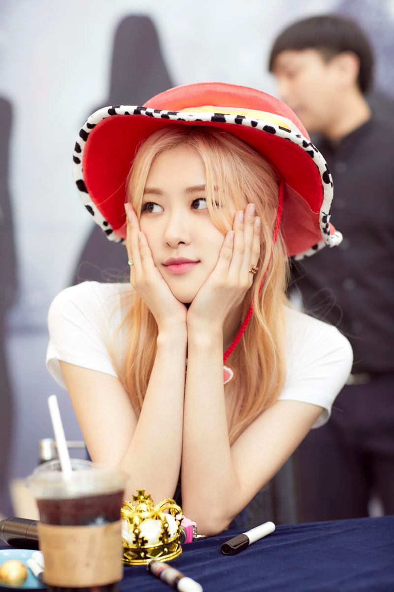BLACKPINK成員中的主唱擔當Rosé,因為她獨特的聲線及堅強的唱功,一直都是女團中提到Vocal都不會忘記的女偶像之一。