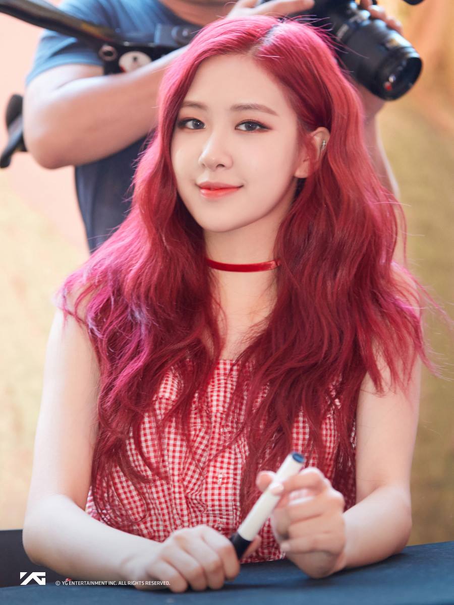 Rosé微帶沙啞的聲線詮釋起這首聖誕歌非常適合,而這段影片的觀看次數也在短短的半天內突破260萬,目前也已經達到400多萬的觀看次數了!連外國媒體也都注意到Rosé的這段COVER影片。