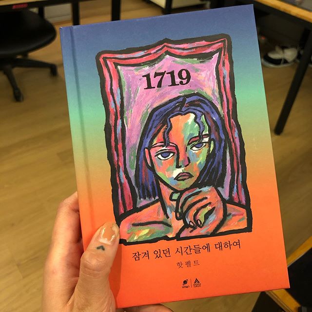 《1719》全專以音樂敍述了譽恩的生活故事,就像初次墜入情感漩渦中的17-19歲一樣,譽恩在這張專輯中以唱作人的身份製作了包含她在2017-2019年之間經歷的音樂。