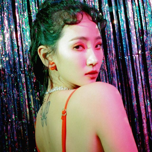 上個月,Wonder Girls成員譽恩以藝名HA:TFELT推出了首張正規solo專輯《1719》,專輯中一首被翻譯成〈爸爸死掉就好了〉(Life Sucks)的歌曲掀起了眾多網民的關注。