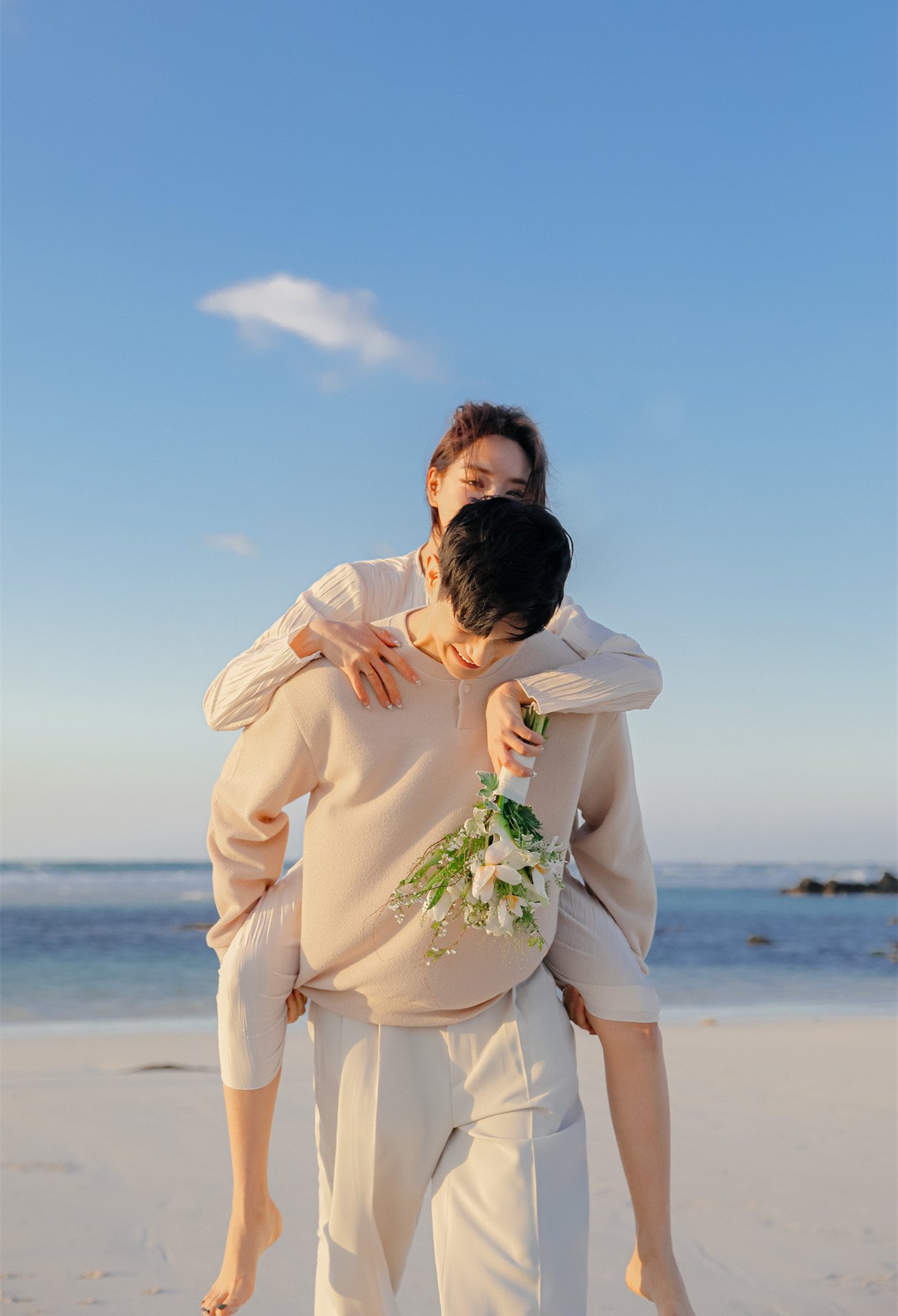 婚姻對許多人來說是一輩子最重要的一件事情,有的人認為如果嫁給喜歡人,哪怕多麼苦的生活,兩人一起努力,也一樣過得開心、幸福。也有人認為嫁給愛自己的喜歡自己的人,他對自己好,日子也過得下去,自己是不是喜歡他,其實並沒有那麼重要。最終跟你牽手步入婚姻殿堂的人會是...?測一下吧♥