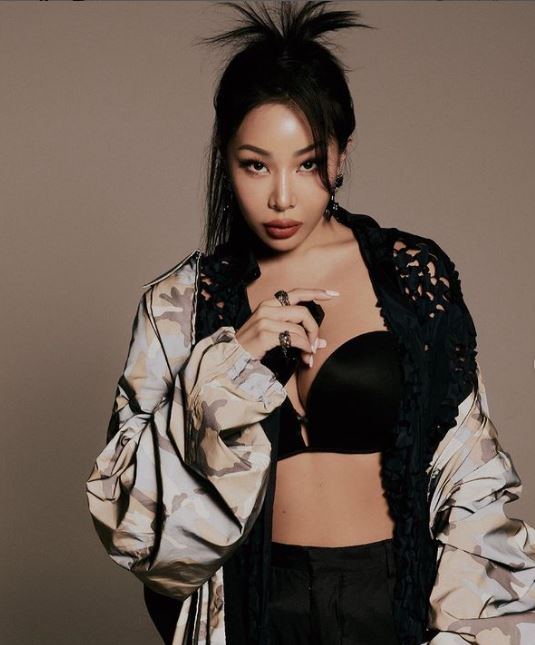 嘻哈女星JESSI和徐仁英也贊成婚前同居。 JESSI說:「在美國婚前同居並不是什麼特別的事情。 因為只有一起生活,才能知道是什麼樣的人。」
徐仁英也說:「如果我不確定這個人好不好,我就不會有結婚的想法。 所以我也同意婚前同居」,表達了明確的結婚觀。
