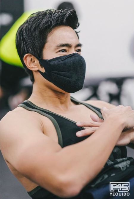 俄羅斯13日(當地時間)對烏克蘭西部地區的訓練基地進行了空襲,並聲稱已經清除了約180名義勇軍。 雌消息一出,更是讓網友對李根的人身安全的更加擔憂。李根大尉之前通過SNS宣布他已經抵達烏克蘭的事實,距離抵達後已經過了一周,卻一直沒有新的消息。