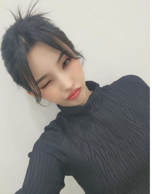 小娟表示:「時隔很久,我們重新站在舞臺上,我真的很開心,這次以嶄新的面貌回歸舞台,我,很好奇也很期待大家對我們的新歌會有什麼看法。」接着素妍對這次專輯《I NEVER DIE》說道:「我想展現我們的霸氣和決心,,並且想以《I NEVER DIE》標題展示我們的世界觀。」