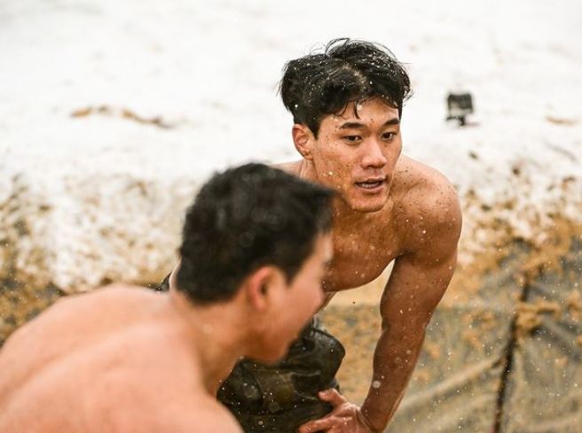 不僅如此,崔榮宰還被金希澈問到:「實彈射擊是韓國電視史中上第一次進行吧?」時,崔榮宰回答說「這的確是第一次」預告了只有在《鋼鐵部隊2》中,才能看到的真實的軍裝生存戰,使觀衆們的期待感倍增。