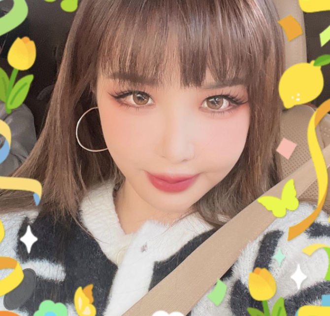 3月15日,朴春發布了一段短影片,標題為2NE1和一些表情符號。在發布的影片中,朴春首先展示自己,然後轉動相機向其他成員展示。