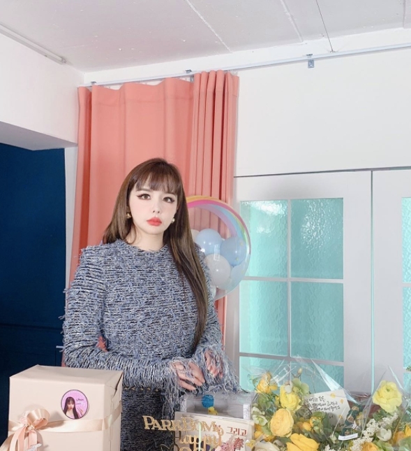 就在上週,人們看到 CL、Dara 和 Minzy 在各自的 Instagram 上發布了一張照片。雖然朴春沒有和他們在一起,但她仍然被標記在照片上,因為成員們仍然有著密切的友誼。