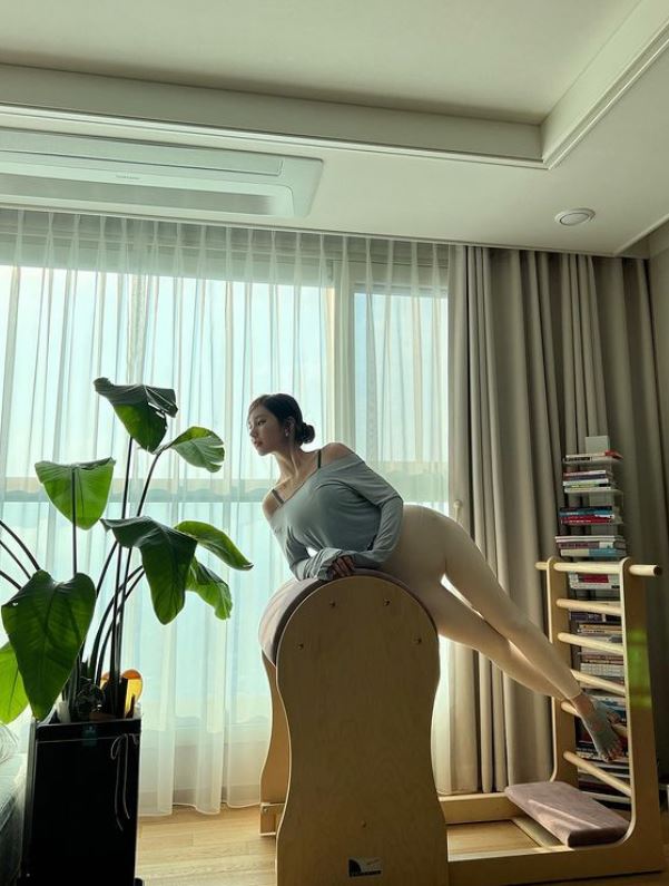 看到這次她發的影片的網友們紛紛留言說:「今天眼睛也享福了」、「只能讚嘆、比藝人還漂亮的作家」、「如果重新投胎的話,我想像貓咪作家一樣出生。」等,反應熱烈。