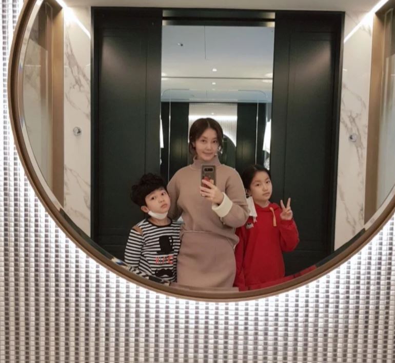 在李智賢的勸說下,兒子仍然無奈地高喊:「你爲什麼讓我不幸!」、「我的人生就是因為這樣才會變成垃圾啊!」,最終甚至向李智賢踢了一腳。