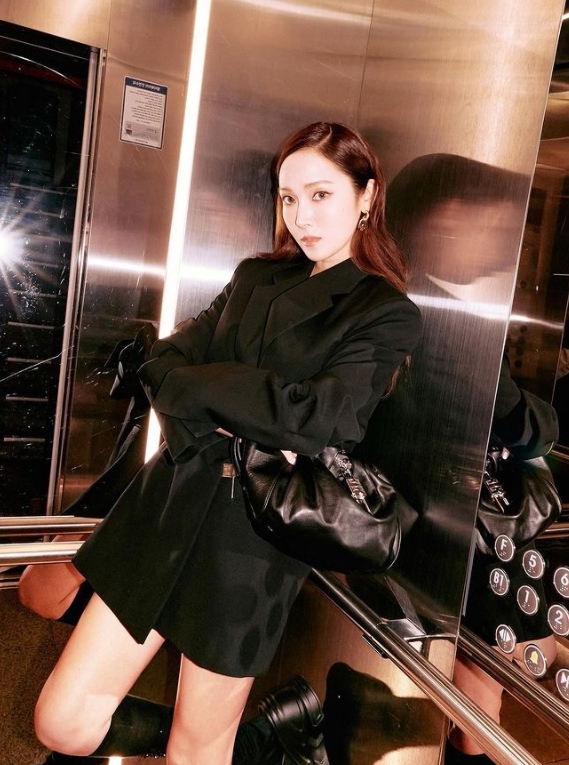值得留意的是,阿嬌與Jessica的男友權寧曾公開戀愛。兩人從2012年8月到2013年5月約交往10個月,Jessica則從2013年開始與權寧戀愛。