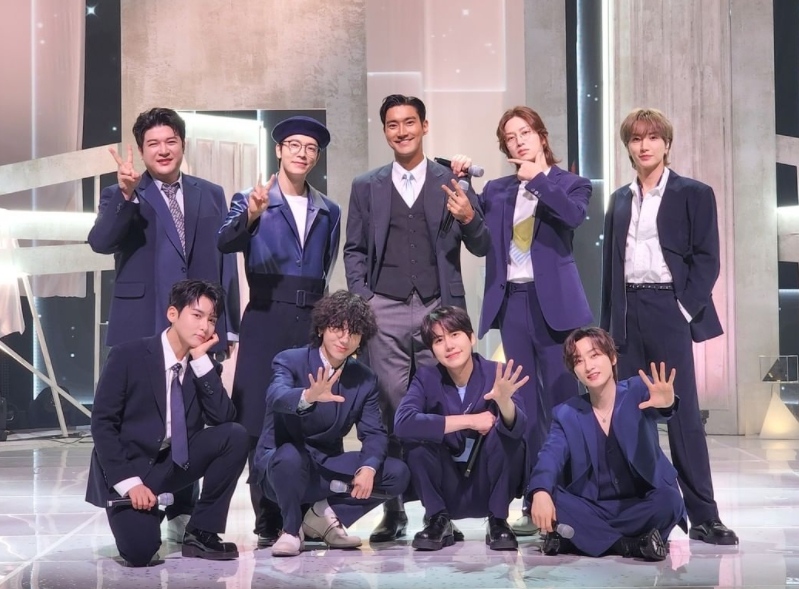 《做家務的男人們》是KBS2一檔展現男人們在家做家務的觀察真人秀節目。19日播出中,公開了Super Junior成員銀赫、神童挑戰空中環的模樣。