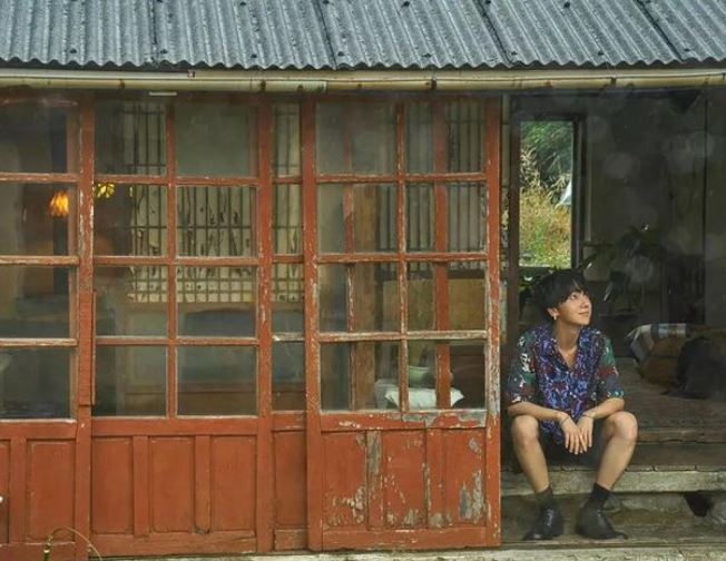 他們還提到過去藝聲抓到了住處的小偷的事。 藝聲說:「當時成員們的東西總是不見。 我很淺眠,所以聽到聲音後,出去一看卻發現經紀人正在翻成員們的東西。 所以我叫了利特哥,讓他下來。終於抓到了宿舍小偷。 後來才知道,他爲了轉賣,所以才翻我們的東西。」