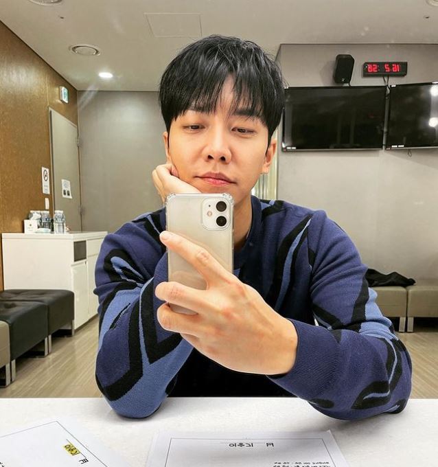 聽到這些話的柳秀彬則窺李昇基說:「這哥做什麼事都是相反的」,引得現場笑聲一片。
李昇基怎麼可以不吃肉還這麼童顏!果然是不老男神!